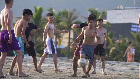 Jungs-Spielen-Fußball-Am-Strand-Bei-Sonnenuntergang