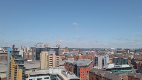 Eingeblendete-Aufnahme-Der-Skyline-Des-Stadtzentrums-Von-Leeds-An-Einem-Sonnigen-Sommertag-Von-Einem-Hohen-Aussichtspunkt-Aus-Mit-Blauem-Himmel-Und-Wolken