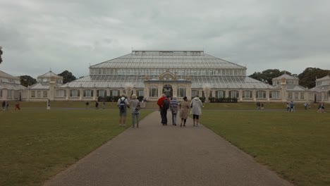 Weitwinkelaufnahme-Bei-Der-Annäherung-An-Das-Berühmte-Haus-Mit-Gemäßigtem-Klima-In-Den-Kew-Gardens-In-London