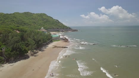 La-Playa-De-Long-Hai-Tiene-La-Hermosa-Costa-En-El-Sur-De-Vietnam,-A-Unos-100-Kilómetros-De-La-Ciudad-De-Ho-Chi-Minh