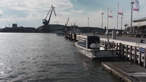 Blick-über-Ein-Schwedisches-Boot,-Das-Am-Hafen-In-Göta-Alv-In-Göteborg,-Schweden,-Angedockt-Liegt