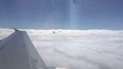 Turbinenansicht-Aus-Einem-Flugzeug,-Das-In-Der-Nähe-Weißer-Wolken-Am-Himmel-Fliegt