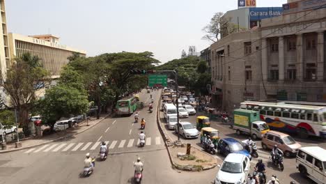 Timelapse,-Vista-De-Pájaro-De-Los-Vehículos-Que-Se-Mueven-En-La-Señal-De-Tráfico-Bengaluru,-Karnataka,-India