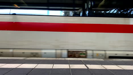 4K-Eis-Hochgeschwindigkeitszug,-Der-Am-Frankfurter-Hauptbahnhof-Ankommt