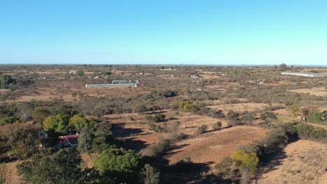 Eine-Push-In-Drohnenaufnahme-Eines-Ländlichen-Gebiets-In-Bulawayo,-Simbabwe,-Unter-Sonnigen-Bedingungen