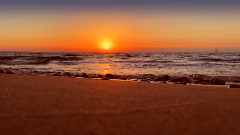 Roter-Sand-Bei-Sonnenuntergang-Am-Strand