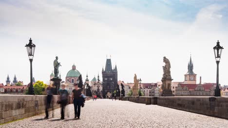 Lapso-De-Tiempo-Desde-El-Puente-De-Carlos-En-Praga,-República-Checa-Con-Multitudes-De-Personas-Caminando,-Vista-Estática