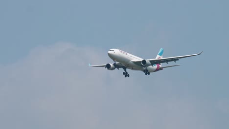 Eurowings-Airbus-A330-203-D-axgg-Acercándose-Antes-De-Aterrizar-En-El-Aeropuerto-De-Suvarnabhumi-En-Bangkok-En-Tailandia