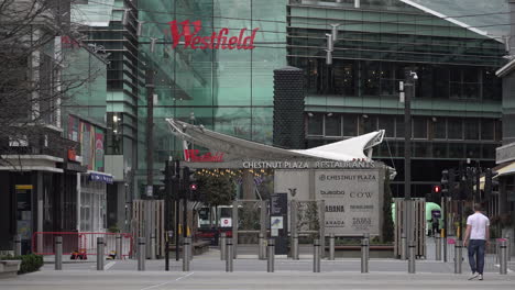 Una-Persona-Camina-Hacia-Un-Centro-Comercial-Casi-Desierto-De-Westfield-En-Stratford,-En-El-Este-De-Londres,-En-Lo-Que-Normalmente-Es-Un-Ajetreado-Día-De-Compras-Durante-El-Brote-De-Coronavirus