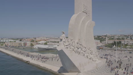 Menschen,-Die-Am-Sonnigen-Morgen-In-Lissabon-Spazieren-Gehen-Und-Das-Entdeckungsdenkmal-„Padrão-Dos-Descobrimentos“-Besuchen