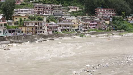 Himalaya-Gebirgsfluss-Ganges,-Der-Durch-Himalaya-Dörfer-Fließt---Städte-In-Uttarakhand,-Indien