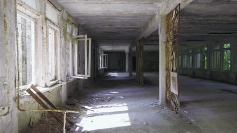 Un-Edificio-Abandonado-En-La-Zona-De-Exclusión-De-Chernobyl-En-Ucrania-Extremadamente-Dañado-Por-La-Catástrofe---Tiro-Medio