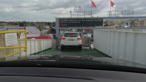 Coches-Que-Salen-Del-Ferry-En-Cowes-En-La-Isla-De-Wight