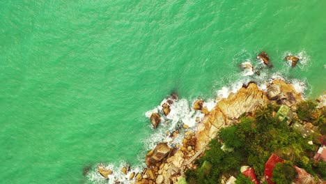 Schaumige-Wellen-Des-Smaragdgrünen-Meeres-Krachen-An-Der-Felsigen-Küste-Thailands