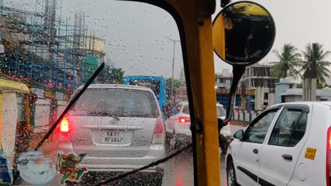 Panorama-De-La-Acera-De-La-Calle-Del-Tráfico-Del-Centro-De-La-Ciudad-De-Bangalore-Durante-El-Día