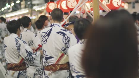 Desfile-Religioso-De-Hiyori-Kagura-Con-Personas-Que-Realizan-Rituales-A-Lo-Largo-De-Las-Calles-Por-La-Noche-En-Kyoto,-Japón-Durante-El-Festival-Yoiyama-En-El-Festival-Gion-Matsuri---Plano-Medio