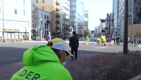Vorbereitung-Auf-Den-Tokio-Marathon,-Schwenk-über-Die-Straßen-In-Zeitlupe