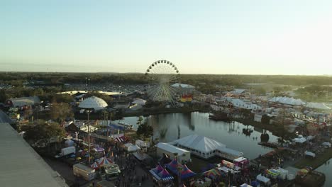 Vista-Aérea-De-La-Rueda-De-La-Fortuna-En-La-Feria-Estatal-De-Florida-Durante-La-Puesta-De-Sol