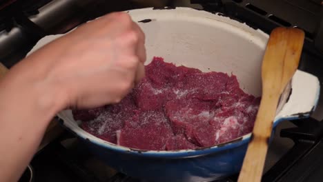 Bourguignon-De-Ternera,-Poniendo-La-Carne-Sobre-Las-Cebollas-Fritas