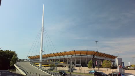 Das-Tivoli-Fußballstadion-In-Der-Deutschen-Stadt-Aachen-Mit-Einer-Fußgängerbrücke-über-Einer-Großen-Straße