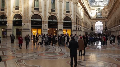 Toma-Panorámica-De-La-Galleria-Vittorio-Emanuele-Ii-En-Milán,-Italia-Durante-El-Día-Con-Multitudes-De-Turistas-En-El-Interior
