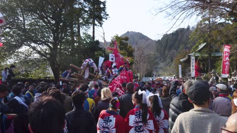 Die-Japanische-Menschenmenge-Versammelt-Sich,-Um-An-Einem-Warmen-Frühlingstag-Den-Float-Kampf-Um-Sagicho-Matsuri-Zu-Verfolgen