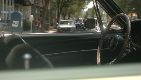 Cabina-De-Ford-Mustang-De-Los-Años-60-Con-Bandera-Estadounidense-Colgando,-Deslícese-Hacia-La-Izquierda