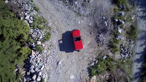 Una-Antena-Giratoria-De-Un-Jeep-Wrangler-Estacionado-En-Las-Carreteras-Secundarias-Rodeadas-De-árboles