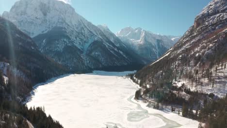 Lago-Del-Predil,-Tarvisio---Italia-Un-Lago-Alpino-Congelado-En-Un-Paisaje-De-Montaña-De-Cuento-De-Hadas-De-Invierno-Cubierto-De-Nieve