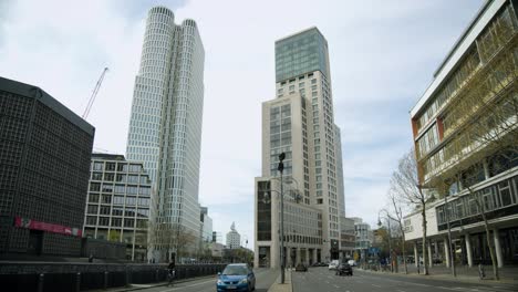 Belebte-Straße-In-Berlin-Im-Zeitraffer-Mit-Modernen-Wolkenkratzern-Im-Hintergrund