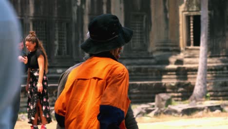 Mittlere-Außenaufnahme-Von-Buchverkäufern-In-Angkor-Wat
