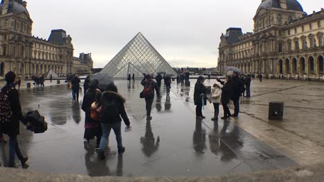 Amazing-hyperlapse-of-the-Louvre-museum-dunring-a-rainy-day-in-Paris,-France