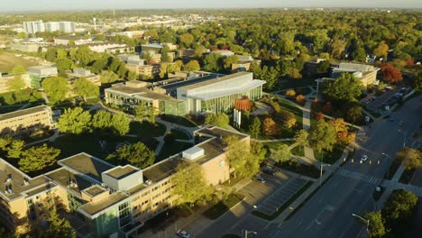 Luftaufnahme,-Campusgebäude-Der-Michigan-State-University,-Kühler-Früher-Morgen