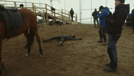 El-Caballo-Se-Resiste-Al-Especialista-Que-Hace-Una-Voltereta-Hacia-Atrás,-Ensayo-Entre-Bastidores