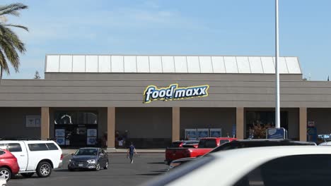Food-Maxx-Grocery-Store-Wide-Establishing-Shot