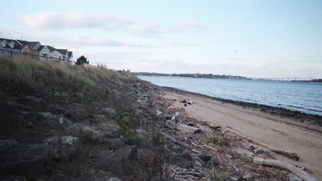 Weitwinkelaufnahme-Des-Strandes-Von-Raritan-Bay-Und-Der-Apartments-Am-Wasser-An-Einem-Frühen-Abend