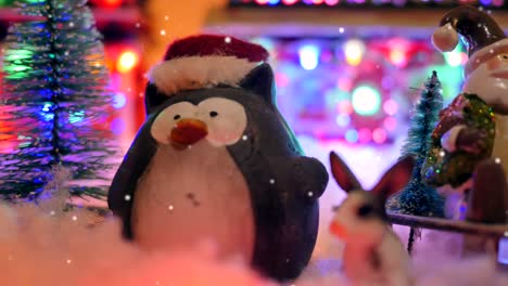 Verschiebbare-Nahaufnahme-Einer-Weihnachtsdekoration-Mit-Einem-Weihnachtsmann-Und-Lustigen-Pinguinen-Mit-Weihnachtsmütze