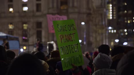 Demonstranten-Versammeln-Sich-Vor-Dem-Rathaus-Von-Philadelphia,-Um-Die-Amtsenthebung-Von-Präsident-Donald-J.-Trump-Zu-Unterstützen