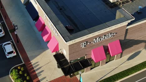 Toma-Aérea-De-Un-Dron-Del-Exterior-De-Una-Tienda-Minorista-De-Teléfonos-Inteligentes-Celulares-Móviles-T