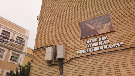 Tile-Painting-Of-Jesus-With-Street-Lettering-Cristo-De-Las-Cinco-Llagas,-Seville