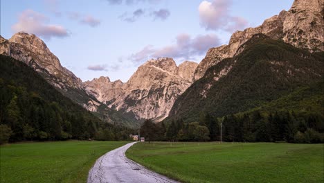 Timelapse-De-Una-Puesta-De-Sol-En-Log-Pod-Mangartom-Con-Nubes-Moviéndose-Sobre-Las-Enormes-Montañas-De-Los-Alpes-Julianos,-Parque-Nacional-Triglav-En-Eslovenia