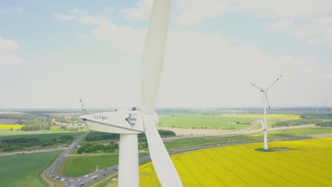 Windmühlen-Funktionieren-Nicht-Mitten-Auf-Einem-Rapsfeld