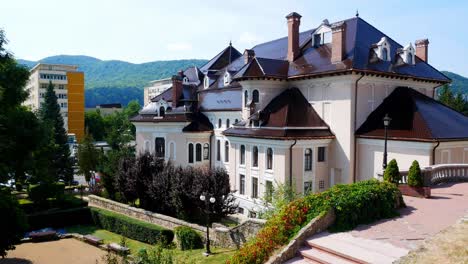 Tilt-up-shot-of-Tineretului-theater-in-Piatra-Neamt,-Romania