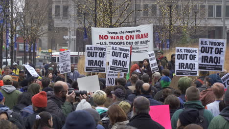 In-Philadelphia,-Pennsylvania,-Hört-Eine-Große-Gruppe-Von-Demonstranten-Im-Rathaus-Einer-Rede-Der-US-Regierung-Und-Trumps-über-Den-Tod-Von-Qassem-Soleimani-Im-Iran-Zu