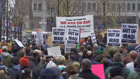 En-Filadelfia,-Pa,-Un-Gran-Grupo-De-Manifestantes-Escucha-El-Discurso-En-El-Ayuntamiento-Sobre-La-Muerte-De-Qassem-Soleimani-En-Irán-Por-Parte-Del-Gobierno-De-Estados-Unidos-Y-Trump