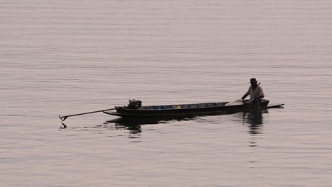 Siluetas-De-Pescadores-Mientras-Lanza-Y-Saca-Su-Red-En-El-Río-Antes-Del-Anochecer