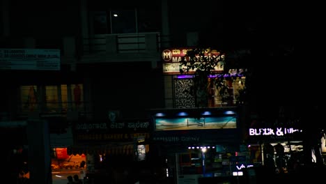 Paisaje-Nocturno-De-Tiendas-En-El-Centro-Urbano.