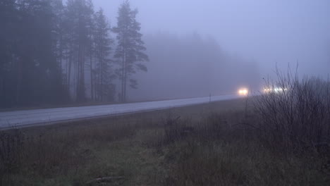 Tráfico-Matutino-En-Carretera-Neblinosa