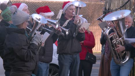 Traditionelle-Musikalische-Blaskapelle,-Die-Am-Weihnachtstag-Weihnachtslieder-Spielt