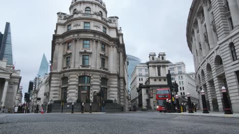 Rote-Londoner-Doppeldeckerbusse,-Die-Durch-Die-Bank-Junction-City-Fahren